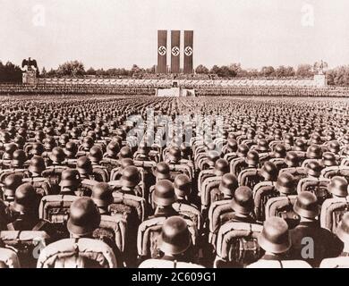 Norimberga 1930 truppe Waffen-SS in caschi lucidati in precise Serried Rank uno stand di saluto durante un raduno nazista tedesco Foto Stock