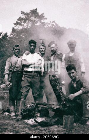 Irishmen che lavora in una torbiera di Peat nel 1941 Foto Stock