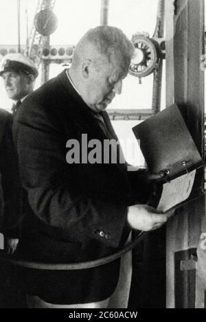 Il famoso comandante del 'Graf Zeppelin' Dr. Hugo Eckener (1868-1954) nella casa a rotelle Foto Stock