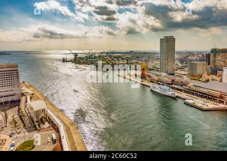 Kobe / Giappone - 11 novembre 2017: Kobe porto zona, vista dalla torre di Kobe porto in Kobe Giappone Foto Stock