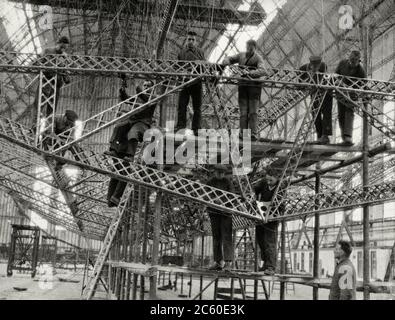 LZ 127 'Graf Zeppelin': Lavoratori su ponteggi su una grande struttura in acciaio. 1927 Foto Stock