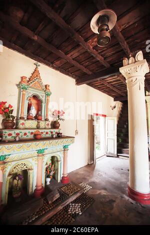 Statua di Maria nell'antica chiesa della comunità cattolica di Ban Tharae, Sakon Nakhon, Thailandia. La chiesa è aperta al pubblico. Foto Stock
