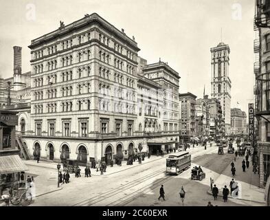New York, 1905. 'Teatro Metropolitan Opera House, 39th Street e Broadway.' E in fondo alla strada, il nuovo edificio del New York Times. Foto Stock