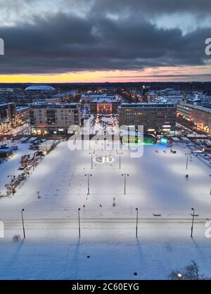 Joensuu, Finlandia - 24 novembre 2018: Vista aerea del nuovissimo palco all'aperto e della piazza del mercato. Foto Stock