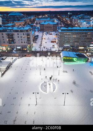 Joensuu, Finlandia - 24 novembre 2018: Vista aerea del nuovissimo palco all'aperto e della piazza del mercato. Foto Stock