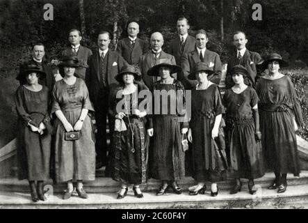 Dr. Rudolf Alfred Zimmermann (1869-1939), alto commissario della Lega delle Nazioni, circondato dal suo staff. Vienna, Austria. 1923 Foto Stock