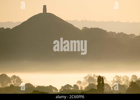 Glastonbury Tor, Somerset, Regno Unito. 27 maggio 2020. La nebbia galleggia al mattino presto sopra i campi che circondano il Glastonbury Tor nel Somerset. Foto Stock