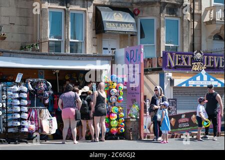 Weston-super-Mare, Somerset del Nord, Regno Unito. 25 maggio 2020. Nonostante Weston General Hospital chiuda LA SUA A&e a nuovi pazienti, la folla si aggirò sulla spiaggia del N Foto Stock