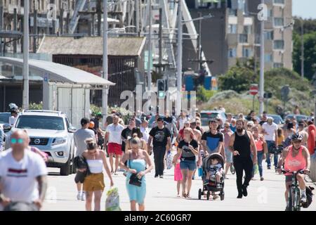 Weston-super-Mare, Somerset del Nord, Regno Unito. 25 maggio 2020. Nonostante Weston General Hospital chiuda LA SUA A&e a nuovi pazienti, la folla si aggirò sulla spiaggia del N Foto Stock