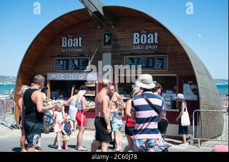 Weymouth, Dorset, Regno Unito. La gente del posto e i turisti affollano la spiaggia di Weymouth, nel Dorset, in uno dei giorni più caldi dell'anno, nonostante il rischio di Covid-19 Foto Stock