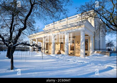 Edificio d'epoca con colonne nei raggi del sole d'inverno. Palazzo del conte Vorontsov. Odessa. Ucraina. Foto Stock