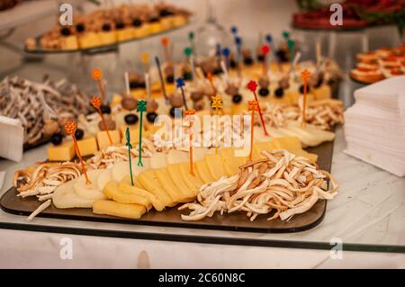 Buffet di nozze. Affettare diverse varietà di formaggio Foto Stock