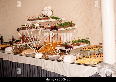 Buffet con diversi tipi di snack e noci Foto Stock