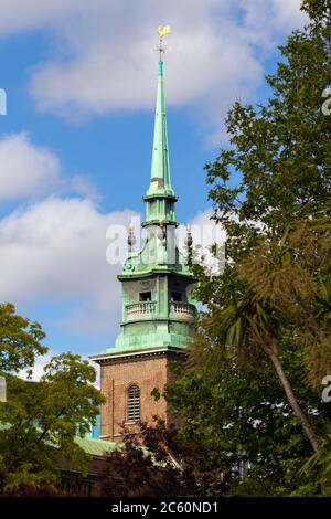 La guglia verde di rame di All Hallows presso la Torre nella Città di Londra Foto Stock