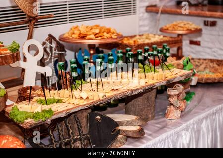 Buffet di nozze. Affettare diverse varietà di formaggio Foto Stock