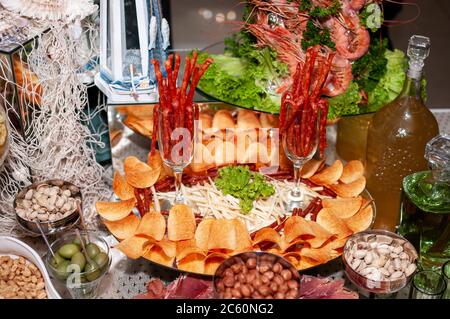 Buffet con diversi tipi di snack e noci Foto Stock