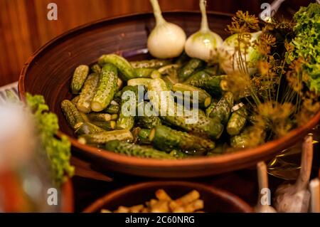 Cetrioli marinati, aglio e aneto su un piatto Foto Stock