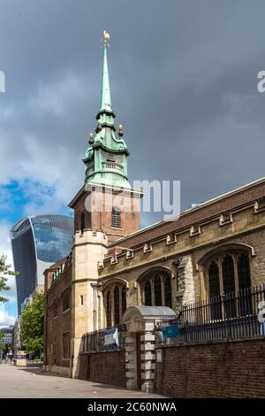 Tutti i Hallows dalla chiesa della Torre con 20 Fenchurch Street (la Walkie-Talkie) sullo sfondo. Città di Londra Foto Stock