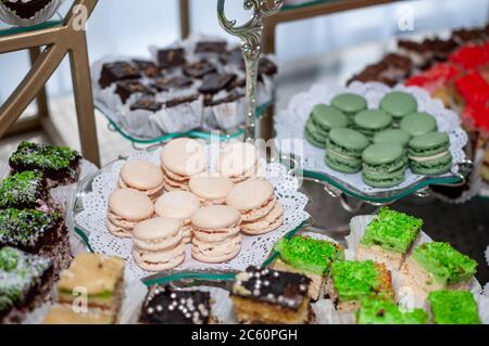 Candy bar con dolci torte di macaroon al buffet di nozze Foto Stock