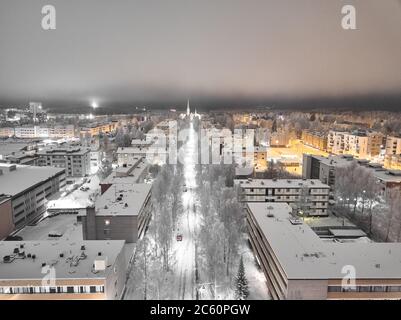 Vista aerea della strada con alberi di betulla innevati, paesaggio notturno invernale Foto Stock