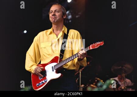 8 Giugno 1996, Amburgo, Mark Knopfler Live e Open Air sul cuore d'Oro Europa Tour in Stadtpark di Amburgo con uno Schecter Telecaster. | utilizzo in tutto il mondo Foto Stock