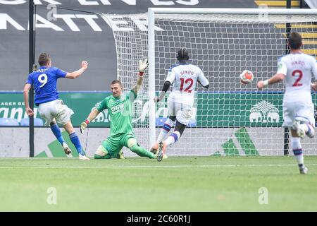 LEICESTER, INGHILTERRA - 04 LUGLIO: Jamie Vardy di Leicester City posiziona la palla davanti al portiere di Crystal Palace Vicente Guaita per segnare il suo secondo gol e le sue parti terza durante la partita della Premier League tra Leicester City e Crystal Palace al King Power Stadium il 4 luglio 2020 a Leicester, Regno Unito. Gli stadi di calcio di tutta Europa rimangono vuoti a causa del Pandemic di Coronavirus, poiché le leggi governative in materia di distanza sociale vietano i tifosi all'interno di luoghi, il che comporta la partita di tutte le partite a porte chiuse. (Foto tramite MB Media) Foto Stock