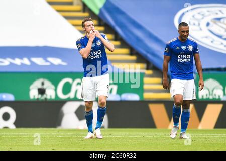 LEICESTER, INGHILTERRA - 04 LUGLIO: Jamie Vardy di Leicester City (a sinistra) celebra dopo aver segnato il suo primo gol al fianco e i suoi lati secondi come Youri Tielemans di Leicester City guarda durante la partita della Premier League tra Leicester City e Crystal Palace al King Power Stadium il 4 luglio 2020 a Leicester, Regno Unito. Gli stadi di calcio di tutta Europa rimangono vuoti a causa del Pandemic di Coronavirus, poiché le leggi governative in materia di distanza sociale vietano i tifosi all'interno di luoghi, il che comporta la partita di tutte le partite a porte chiuse. (Foto tramite MB Media) Foto Stock