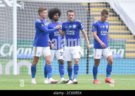 LEICESTER, INGHILTERRA - 04 LUGLIO: Jamie Vardy di Leicester City (2° da destra) festeggia con i compagni di squadra dopo aver segnato il suo secondo gol ai lati e il terzo durante la partita della Premier League tra Leicester City e Crystal Palace al King Power Stadium il 4 luglio 2020 a Leicester, Regno Unito. Gli stadi di calcio di tutta Europa rimangono vuoti a causa del Pandemic di Coronavirus, poiché le leggi governative in materia di distanza sociale vietano i tifosi all'interno di luoghi, il che comporta la partita di tutte le partite a porte chiuse. (Foto tramite MB Media) Foto Stock