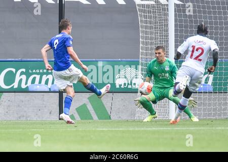 LEICESTER, INGHILTERRA - 04 LUGLIO: Jamie Vardy di Leicester City posiziona la palla davanti al portiere di Crystal Palace Vicente Guaita per segnare il suo secondo gol e le sue parti terza durante la partita della Premier League tra Leicester City e Crystal Palace al King Power Stadium il 4 luglio 2020 a Leicester, Regno Unito. Gli stadi di calcio di tutta Europa rimangono vuoti a causa del Pandemic di Coronavirus, poiché le leggi governative in materia di distanza sociale vietano i tifosi all'interno di luoghi, il che comporta la partita di tutte le partite a porte chiuse. (Foto tramite MB Media) Foto Stock