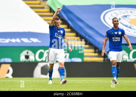 LEICESTER, INGHILTERRA - 04 LUGLIO: Jamie Vardy di Leicester City (a sinistra) celebra dopo aver segnato il suo primo gol al fianco e i suoi lati secondi come Youri Tielemans di Leicester City guarda durante la partita della Premier League tra Leicester City e Crystal Palace al King Power Stadium il 4 luglio 2020 a Leicester, Regno Unito. Gli stadi di calcio di tutta Europa rimangono vuoti a causa del Pandemic di Coronavirus, poiché le leggi governative in materia di distanza sociale vietano i tifosi all'interno di luoghi, il che comporta la partita di tutte le partite a porte chiuse. (Foto tramite MB Media) Foto Stock