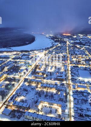 Vista aerea della città Lodeynoe Pole, città di sera, paesaggio urbano invernale, Russia. Foto Stock