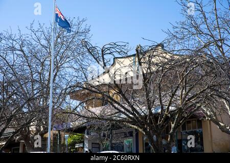 Leura villaggio nel parco nazionale delle montagne blu in un giorno di inverni soleggiati, nuovo Galles del Sud, Australia Foto Stock