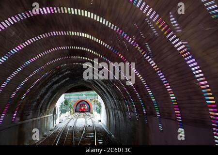 Tunnel della funivia illuminato con luci a LED colorate, Wellington, Isola del Nord, Nuova Zelanda Foto Stock