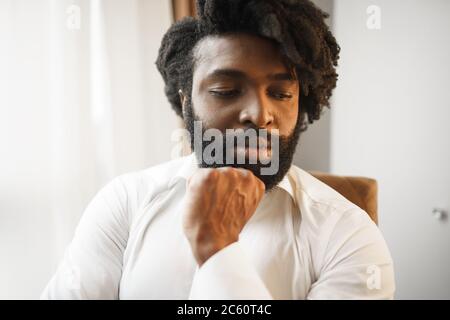 Primo piano di un uomo serio dalla pelle scura Foto Stock