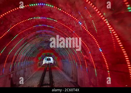 Tunnel della funivia illuminato con luci a LED colorate, Wellington, Isola del Nord, Nuova Zelanda Foto Stock