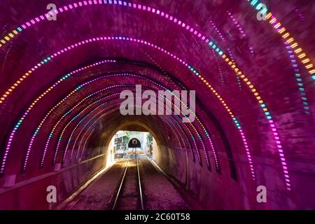 Tunnel della funivia illuminato con luci a LED colorate, Wellington, Isola del Nord, Nuova Zelanda Foto Stock