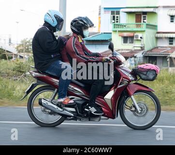 AYUTTHAYA, THAILANDIA, 03 2020 GIUGNO, UNA coppia guida una moto sulla strada. Foto Stock
