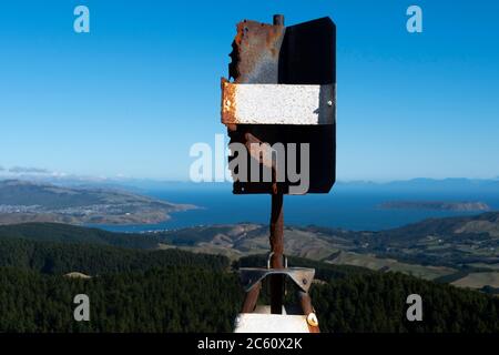 Stazione di Trig, marcatore topografico in cima alla collina, ingresso al Porto di Porirua 'Diggins' e allo stretto di Cook, da sopra Pukerua Bay, Wellington, North Island, New Zea Foto Stock