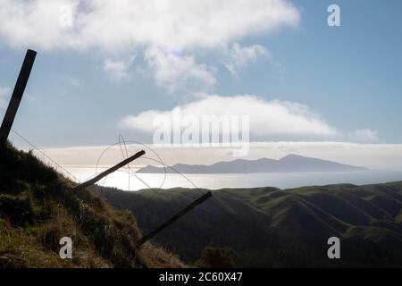 Isola di Kapiti nello stretto di Cook, preso dalle colline vicino a Pukerua Bay, Porirua, Isola del Nord, Nuova Zelanda Foto Stock