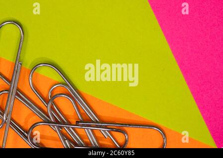 Background in ufficio e scuola utilizzando note e graffette post-it Foto Stock