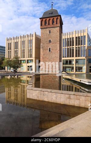 CHEMNITZ, GERMANIA - 9 MAGGIO 2018: Storica Torre Rossa e Red Tower Mall (Roter Turm Galerie) a Chemnitz, Germania. Chemnitz è la terza città più grande di Foto Stock