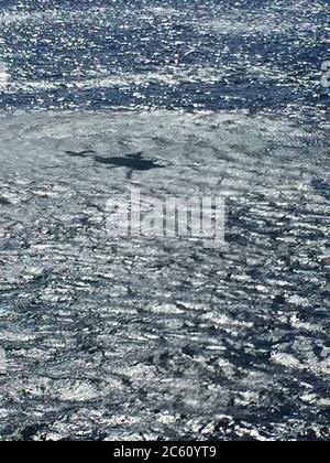 Salvataggio di emergenza in elicottero durante una crociera in subanartica Nuova Zelanda. Ombra dell'elicottero sul Foto Stock