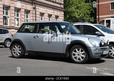 NORIMBERGA, GERMANIA - 7 MAGGIO 2018: Auto Silver Mini Cooper parcheggiata in Germania. In Germania (al 2017) erano stati registrati 45.8 milioni di automobili. Foto Stock