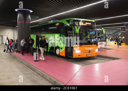 WROCLAW, POLONIA - 11 MAGGIO 2018: Persone a bordo della linea di autobus Flixbus a Wroclaw, Polonia. Flixbus è una grande compagnia internazionale di autobus passeggeri con 1000 des Foto Stock