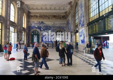 PORTO, Portogallo - 24 Maggio 2018: persone visitare Sao Bento dalla stazione di Porto, Portogallo. La stazione ferroviaria risale al 1864 ed è uno dei principale stazione sta Foto Stock