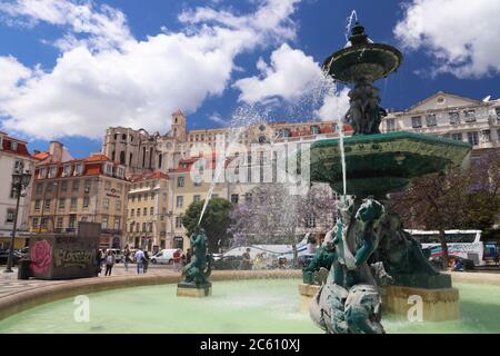 Lisbona, Portogallo - 5 giugno 2018: la gente visita la Piazza Rossio a Lisbona, Portogallo. Lisbona è la 11th-più popolosa area urbana nell'UE (2,8 milioni di pe Foto Stock