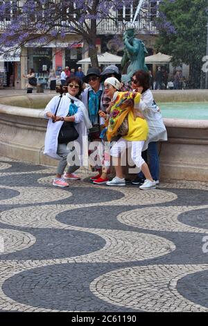 Lisbona, PORTOGALLO - 4 GIUGNO 2018: Gruppo turistico femminile asiatico alla fontana di Rossio Square a Lisbona, Portogallo. Lisbona è il 11th-populou più Foto Stock