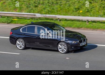 2013 nero BMW 320D se; veicoli veicolari in movimento, automobili che guidano veicolo su strade del Regno Unito, motori, motori sulla rete autostradale M6. Foto Stock