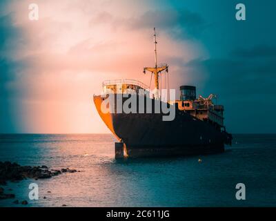 Spagna, Lanzarote, Temple Hall Freightliner nave wresck arrugginito e descomposed in Arrecife Bay Foto Stock