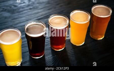 Tipi diversi di birre. Birra chiara e non filtrata, scura e lager, in bicchieri Foto Stock